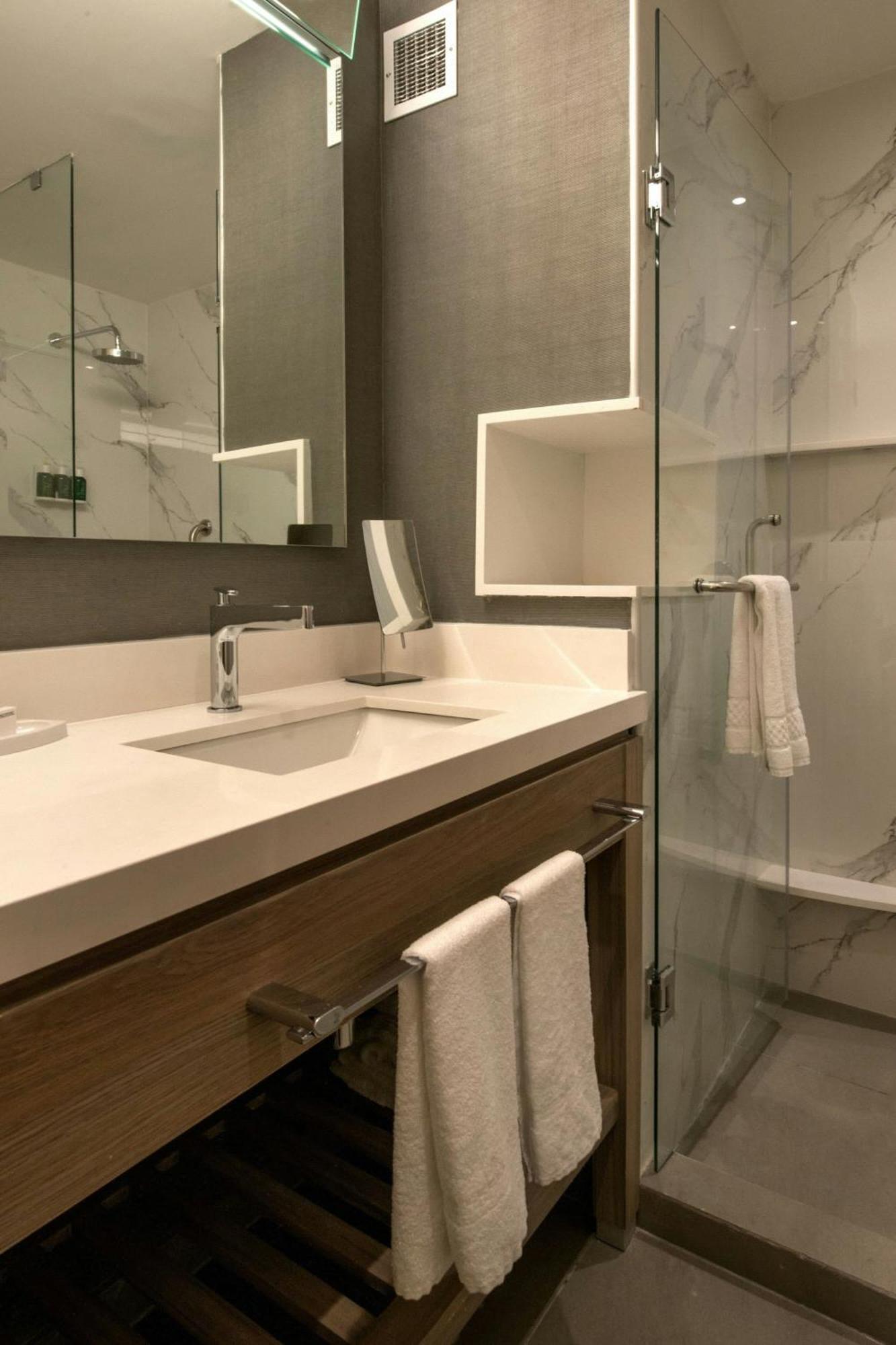 Courtyard By Marriott San Luis Potosi, Los Lagos Экстерьер фото