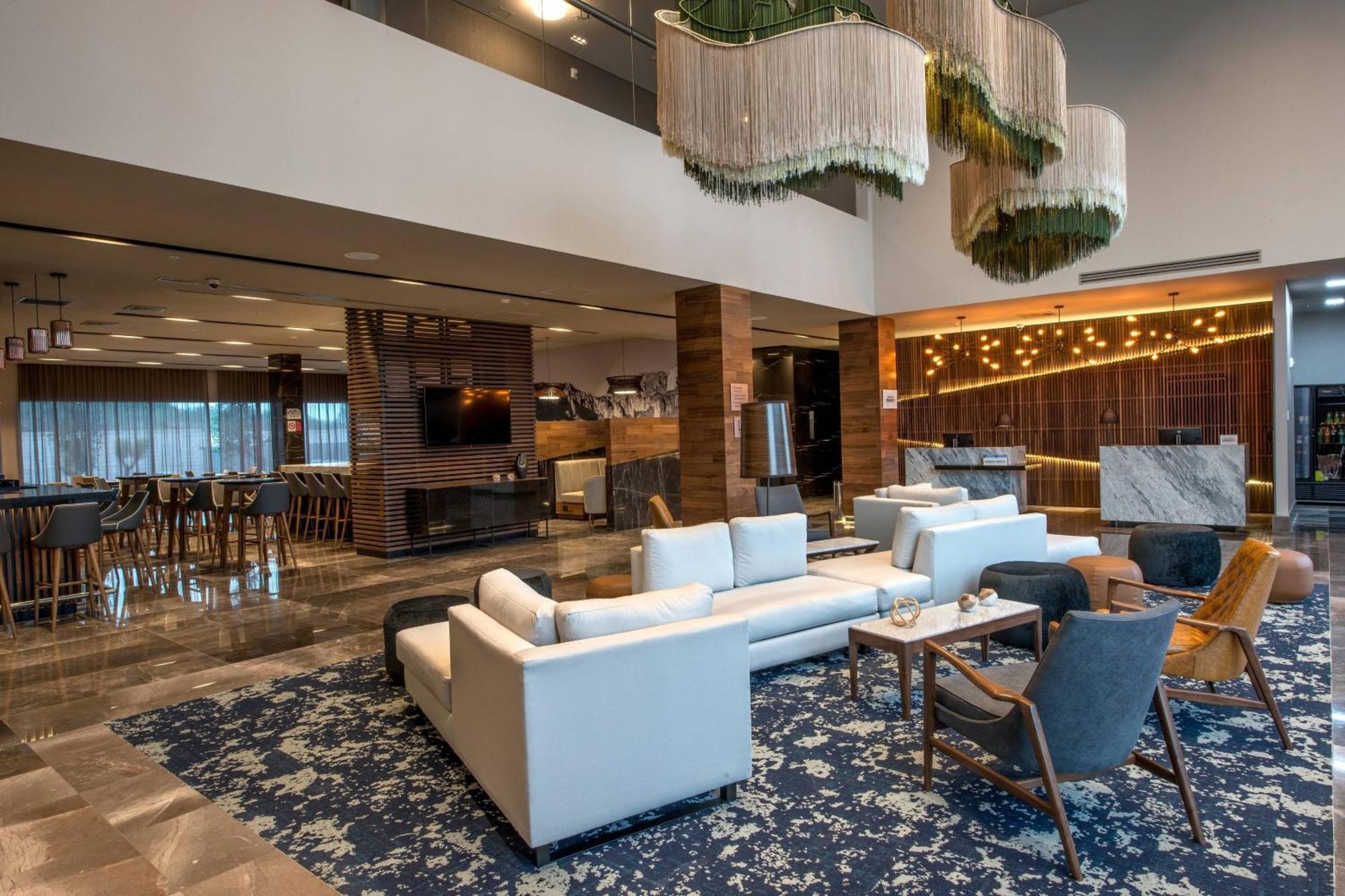 Courtyard By Marriott San Luis Potosi, Los Lagos Экстерьер фото