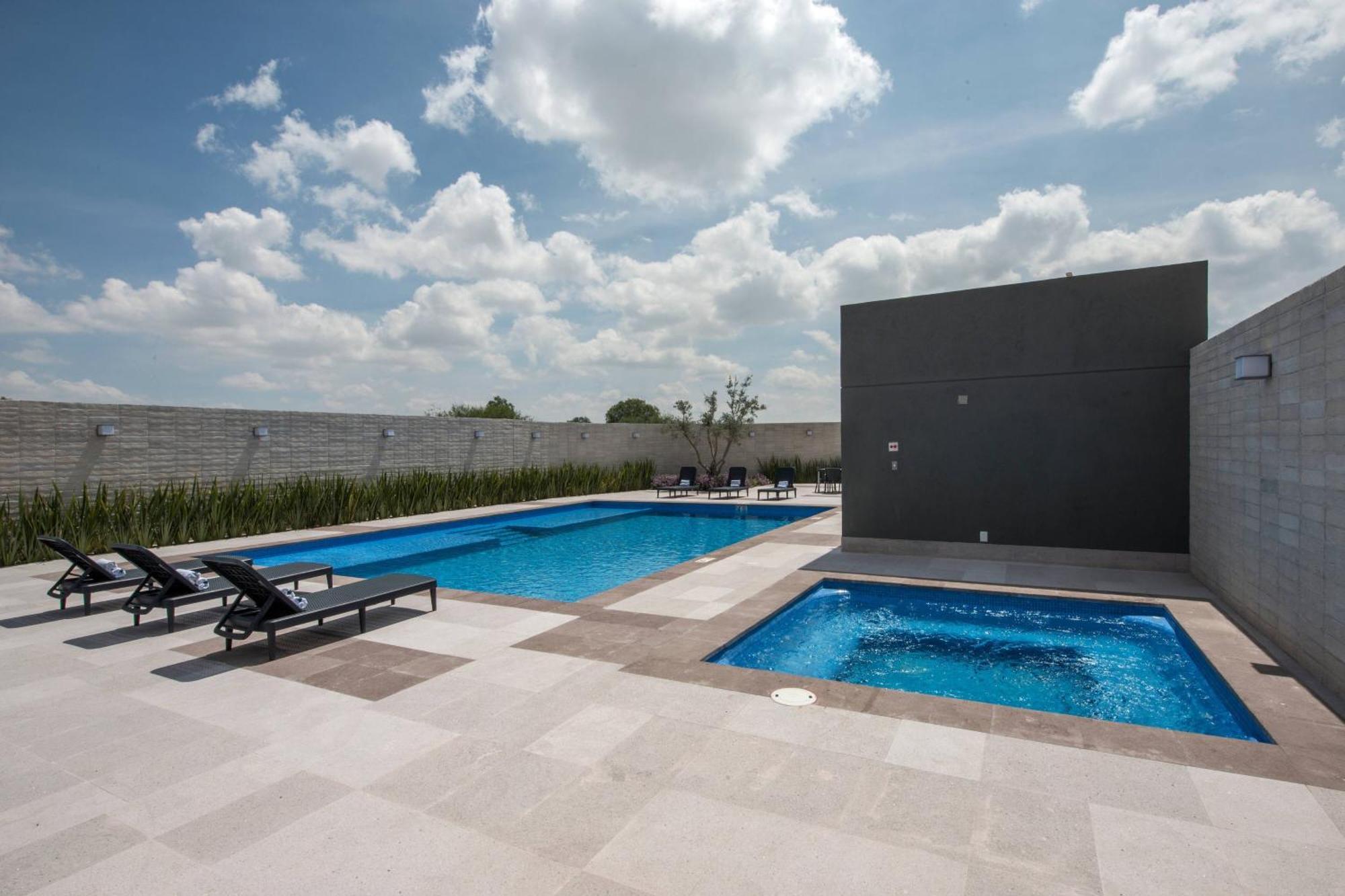 Courtyard By Marriott San Luis Potosi, Los Lagos Экстерьер фото